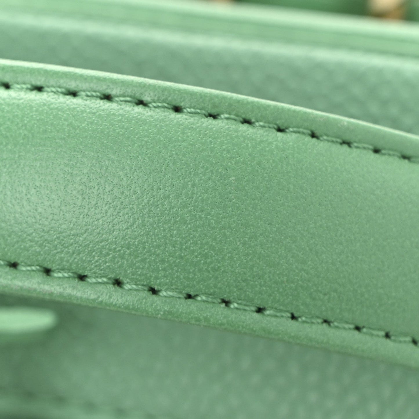 Caviar Quilted Medium CC Filigree Vanity Case Green