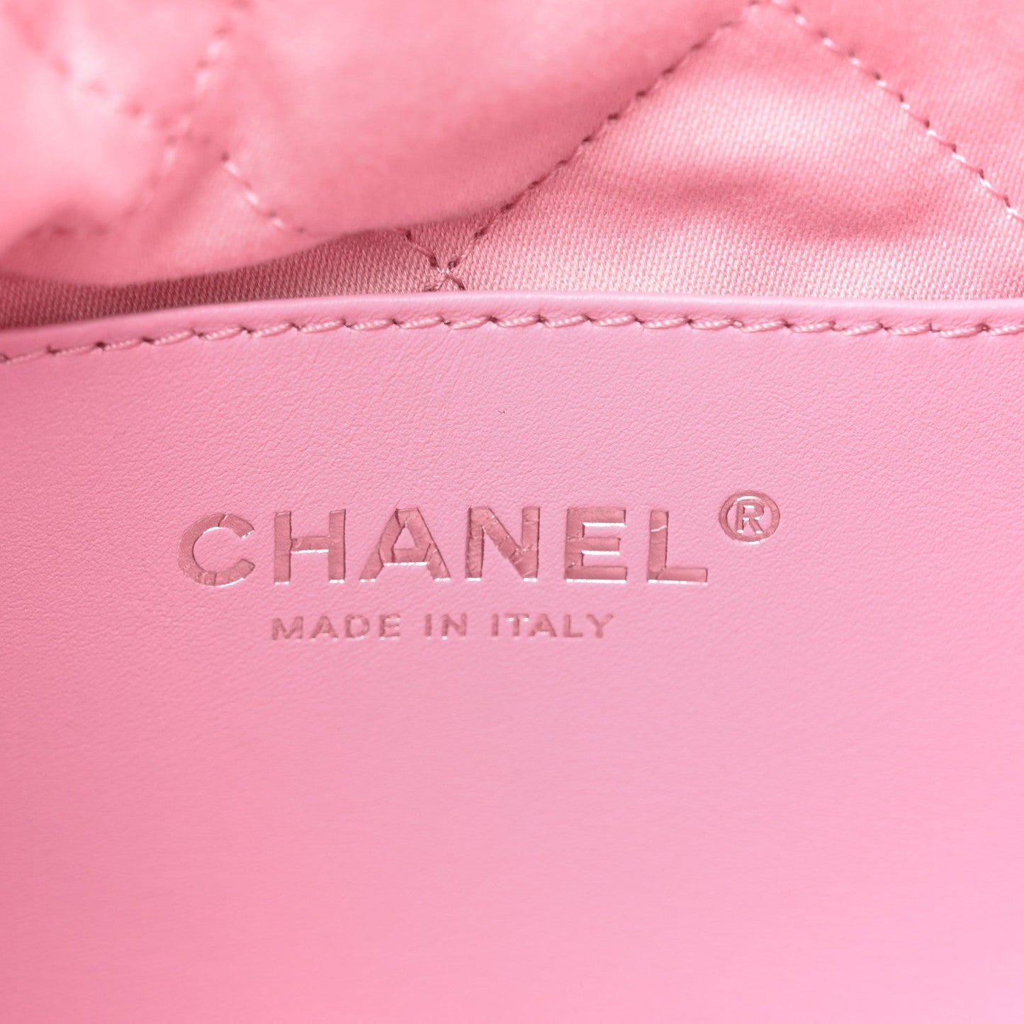 Metallic Lambskin Lacquered Monochrome Quilted Mini Chanel 22 Pink