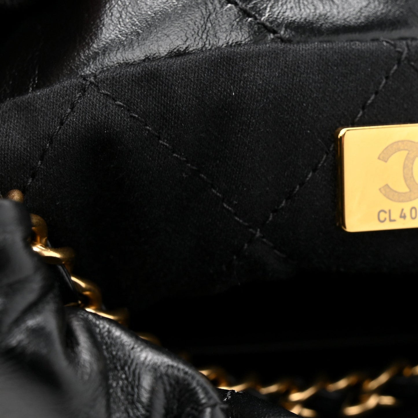 Shiny Calfskin Quilted Pearl CC Chain Mini Chanel 22 Black