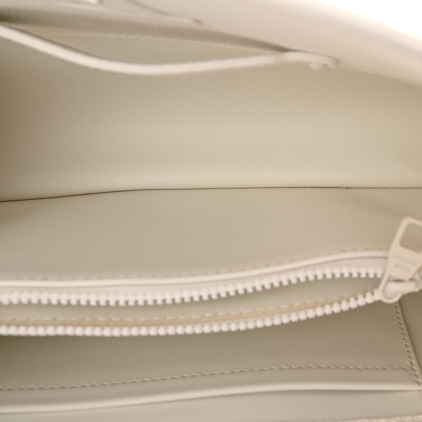 Taurillon Capucines East West MM Optic White
