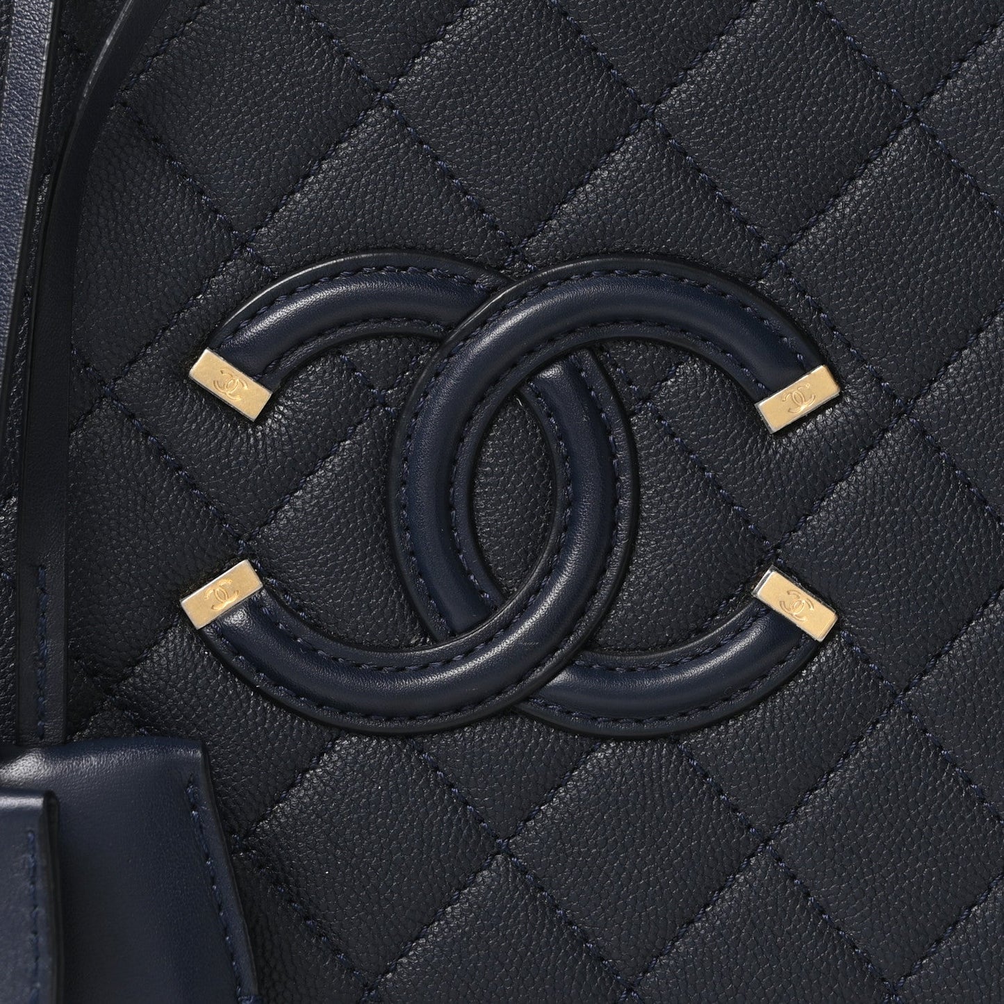 Caviar Quilted Medium CC Filigree Vanity Case Navy