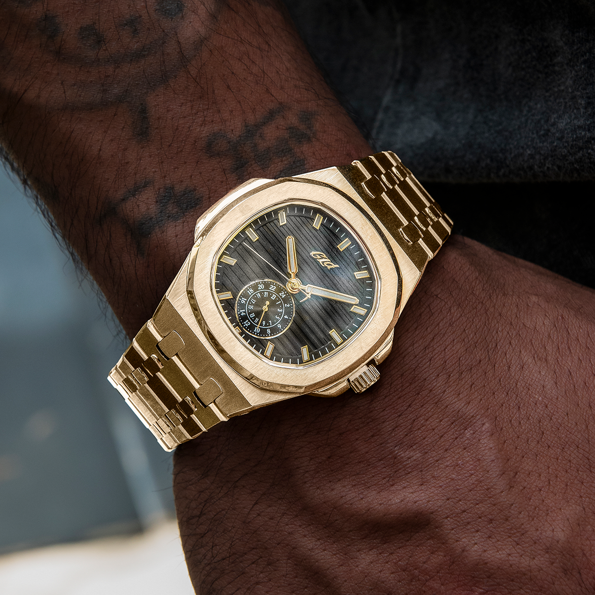 39MM Visionary Plain Case & Black Dial Watch - Yellow Gold