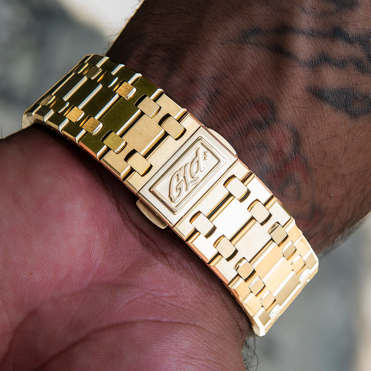 39MM Visionary Plain Case & Black Dial Watch - Yellow Gold