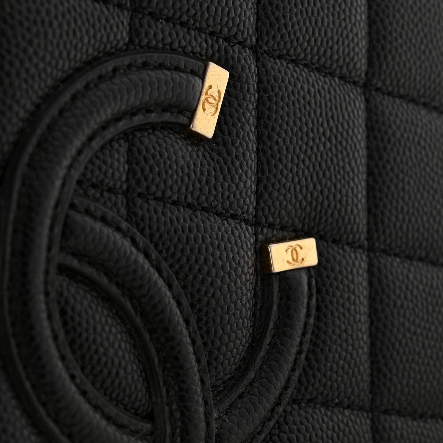 Caviar Quilted Medium CC Filigree Vanity Case Black