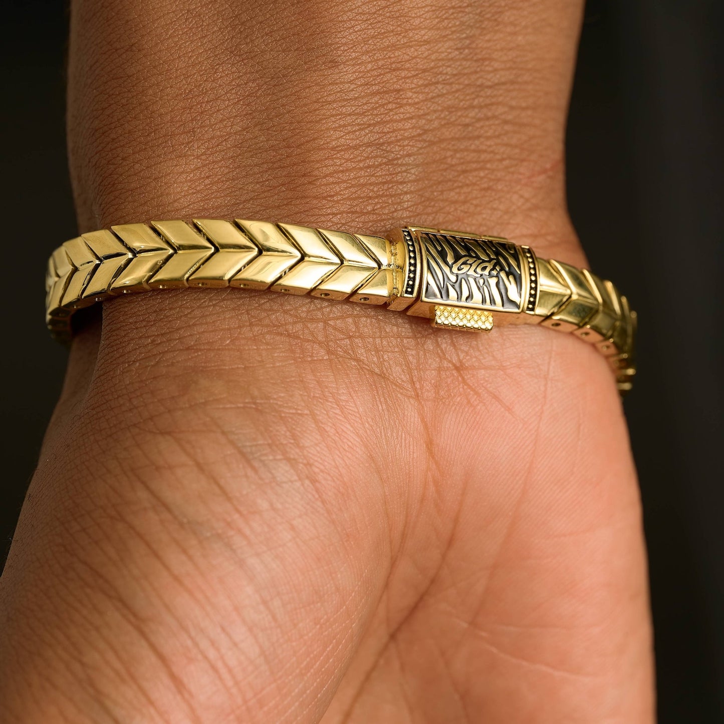 Defined Herringbone Bracelet in Yellow Gold - 7mm