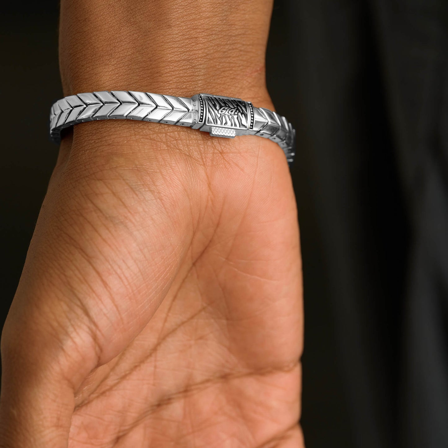 Defined Herringbone Bracelet in White Gold - 7mm