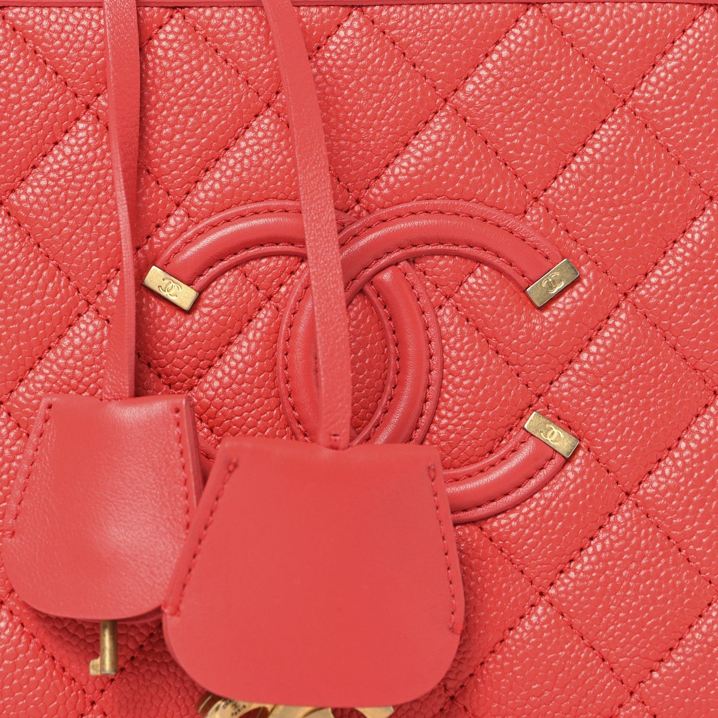 Caviar Quilted Medium CC Filigree Vanity Case Red