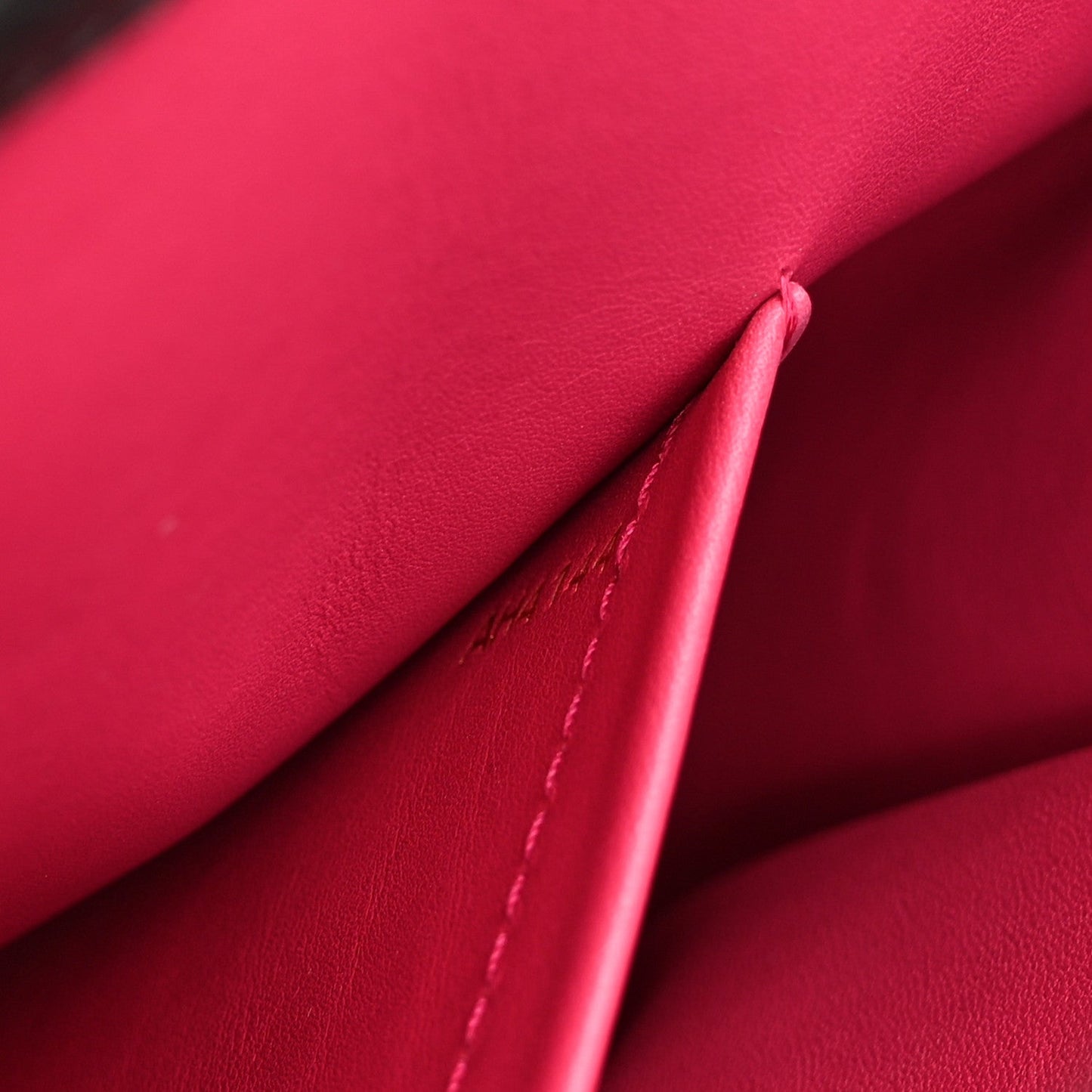 Taurillon Capucines MM Black Fuchsia