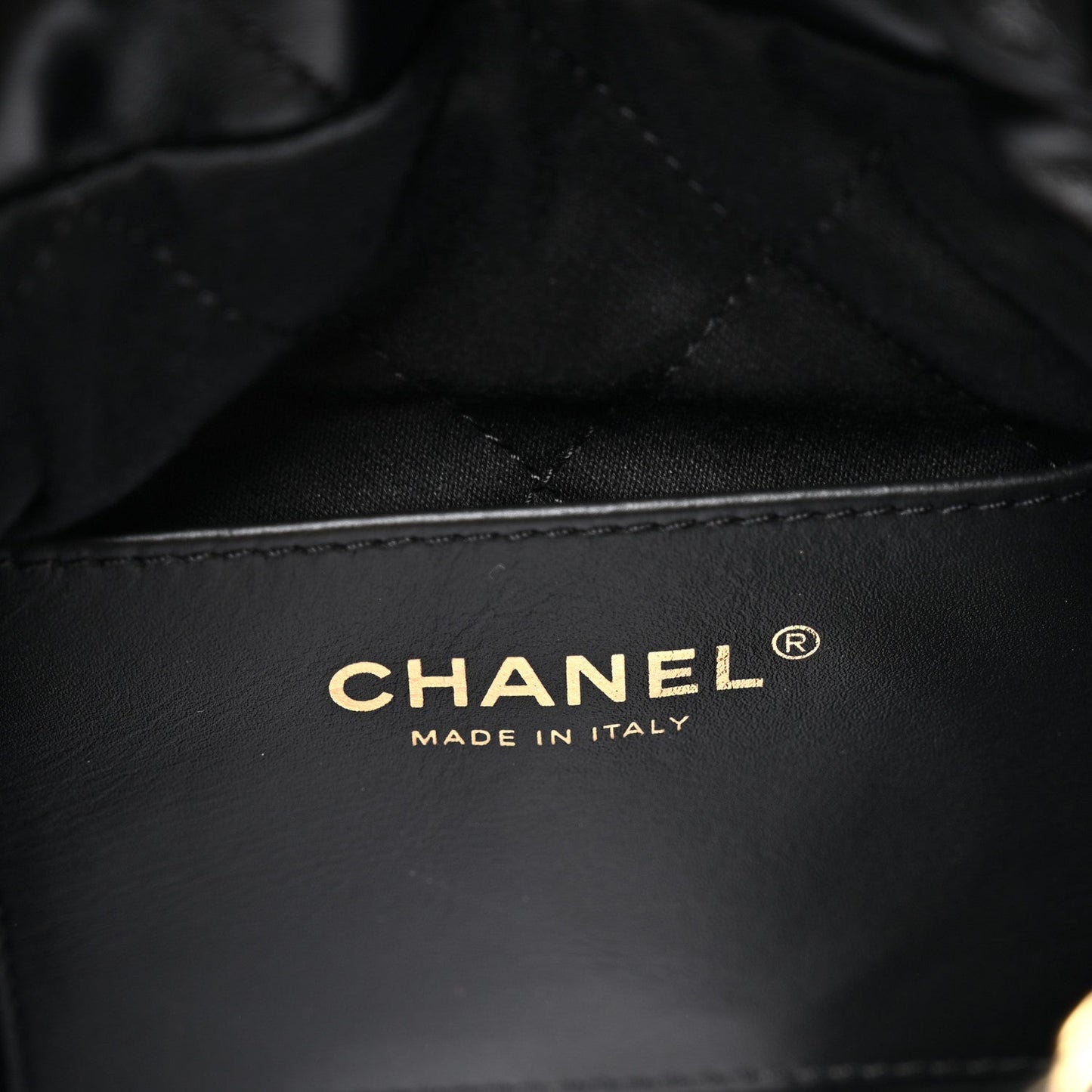 Shiny Calfskin Quilted Pearl CC Chain Mini Chanel 22 Black