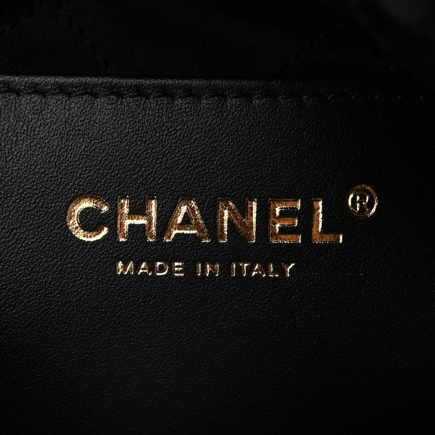 Shiny Calfskin Quilted Pearl CC Chain Mini Chanel 22 Black