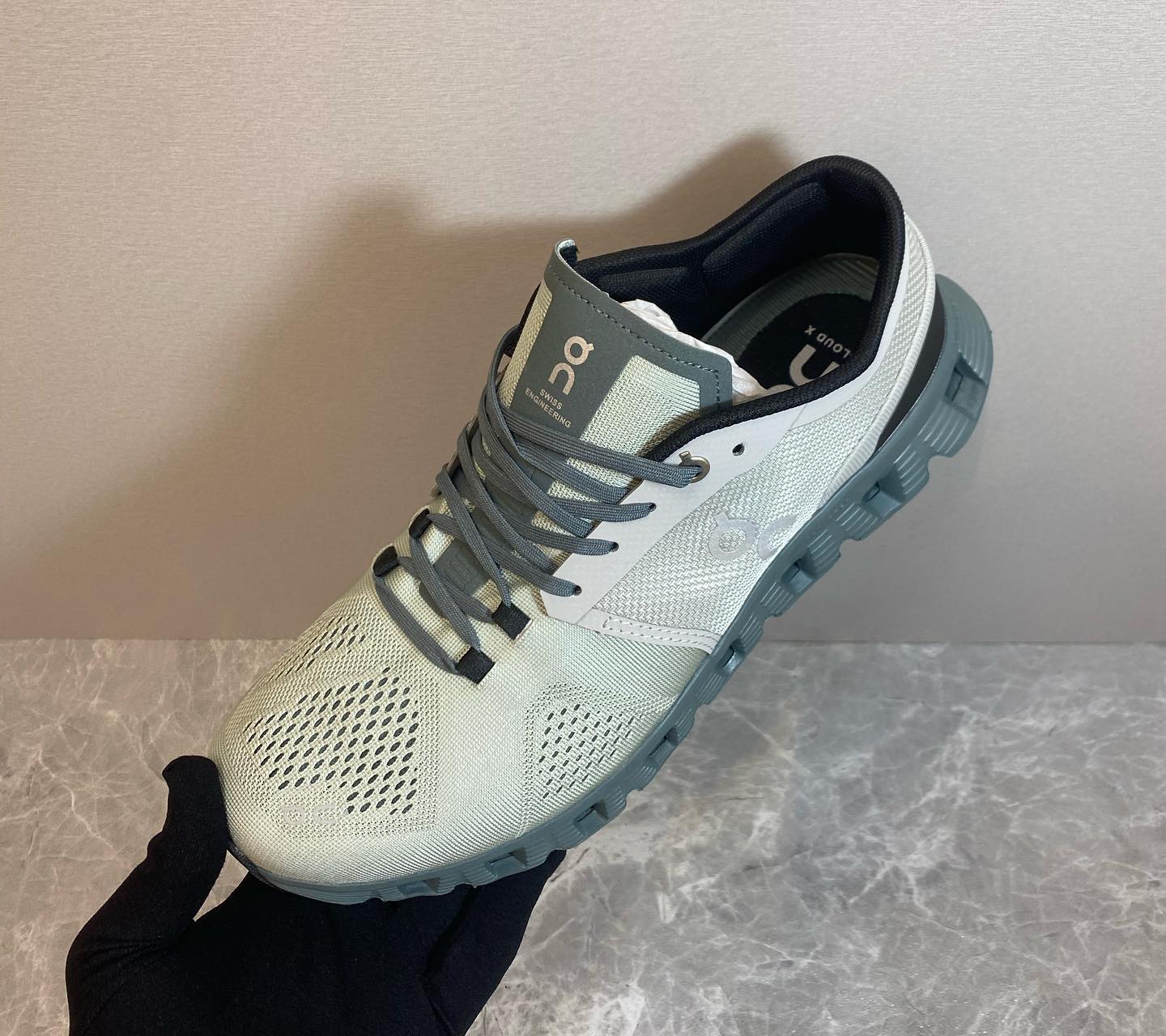 On Running Cloud X Shift Glacier Grey Olive